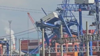 Kocaelide uluslararası limanda 3 yükleme vinci devrildi, çok sayıda ekip bölgeye sevk edildi