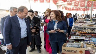 Koleksiyonerler ve antika tutkunları antika pazarında buluşuyor