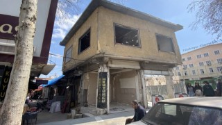Kolonları kırılan ağır hasarlı yapı vatandaşları korkutuyor