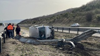 Kontrolden çıkan hafif ticari araç bariyerleri yerinden söktü: 1 yaralı