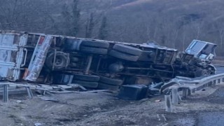 Kontrolden çıkan kamyon orta refüje devrildi