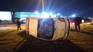 Kontrolden çıkan kamyonet otluk alana uçtu: 2 yaralı