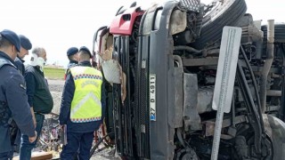 Konyada elma yüklü kamyon devrildi: 2 yaralı