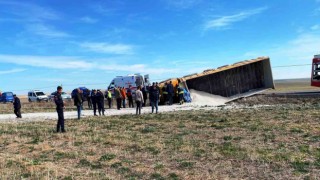 Konyada hafriyat kamyonu devrildi: 1 yaralı