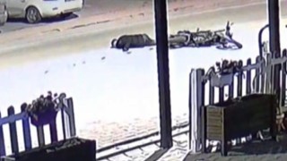 Konyada motosikletlerin kafa kafaya çarpıştığı anlar güvenlik kamerasında