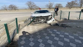 Konyada otomobil demir çitlere çarptı: 2 yaralı