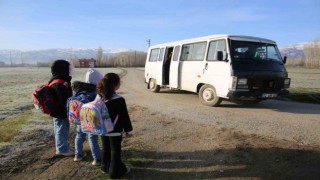 Krediyle aldığı aracı ücretsiz öğrenci servisine dönüştürdü