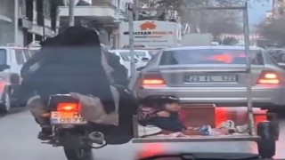 Küçük çocukların tehlikeli motosiklet yolculuğu kamerada