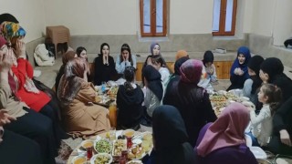 Kuran kursu öğrencileri üniversite öğrencileriyle iftarda bir araya getirildi