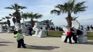 Kuşadasına gelen turistler sahildeki sanat eserlerini beğendi
