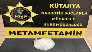 Kütahyada durdurulan otobüsteki yolcunun eşyaları arasında uyuşturucu ele geçirildi