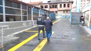 Kütahyada eşyaları arasında uyuşturucu bulunan yolcu tutuklandı