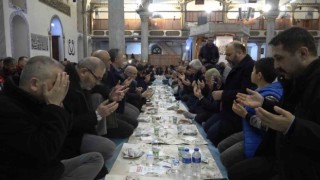 Kütahyada hurma, su, ayran peynir ve simitle iftar