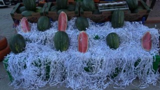 Kütahyada yılın ilk karpuzu dilimle satılıyor