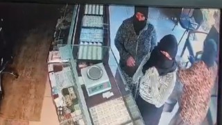 Kuyumcudaki hırsızlık anı kamerada