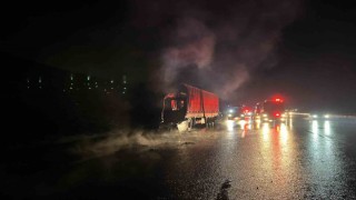 Kuzey Marmara Otoyolunda asit yüklü tır alev alev yandı