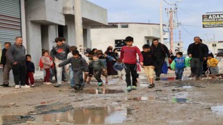 Adana'da mahalleli bozuk yol nedeniyle isyan etti