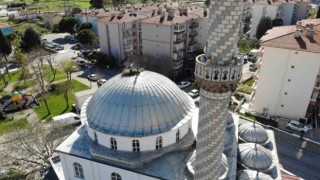 Mahallenin maskotları leylekler bu yıl da yerini aldı