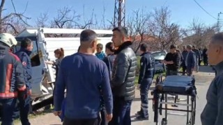 Malatyada kamyonet ile otomobil çarpıştı: 3 yaralı