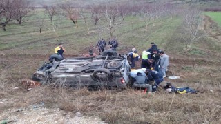 Malatyada tekeri patlayan otomobil şarampole uçtu: 8 yaralı