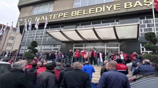 Maltepede maaşını az bulan belediye işçileri eylem yaptı