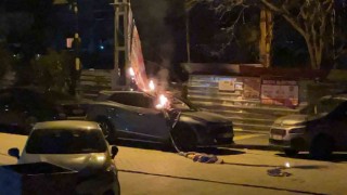 Maltepede seçim bayrağı asılan elektrik kablosu düştü, lüks araç yandı