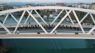 Manavgat Belediyesinden Kadınlar Gününde köprü üstünde halaylı kutlama