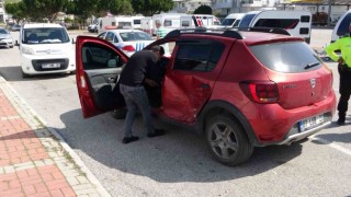 Manavgatta iki otomobil çarpıştı: 2 yaralı