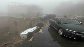 Mardinde yağış sonrası yol çöktü: 2 araç hasar gördü