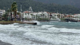 Marmariste önce fırtına, sonra sağanak yağış etkili oldu