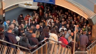 Mecidiyeköy metrobüs durağında insan seli