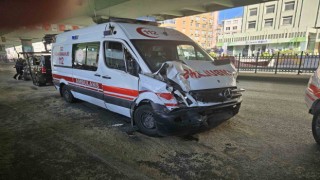 Mecidiyeköyde hatalı dönüş yapan minibüsle hastaya yetişmeye çalışan ambulans çarpıştı