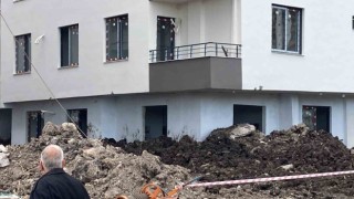 Mersinde yan yatmaya başlayan bina mühürlendi