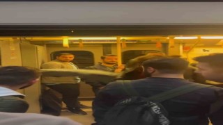 Metro kapılarını tekmeleyip makinisti dövmeye kalktılar