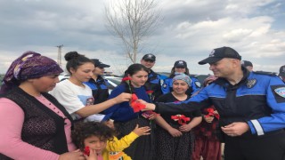 Mevsimlik tarım işçisi kadınlara polislerden sürpriz