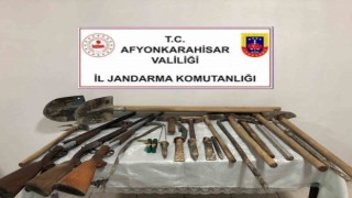 Mezarlık yanında define arayan 4 kişiyi jandarma suçüstü yaptı