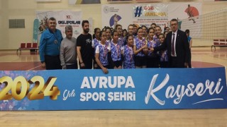 Midi Kızlarda Şampiyon Kayseri Voleybol Kulübü