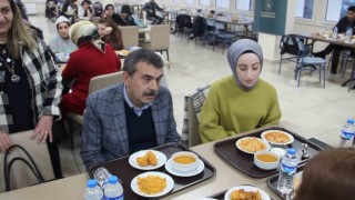 Milli Eğitim Bakanı Tekin öğrencilerle iftar yaptı