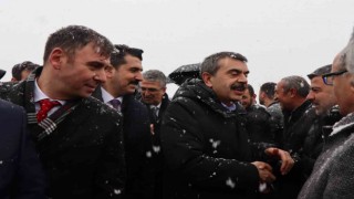 Milli Eğitim Bakanı Tekine kar altında coşkulu karşılama