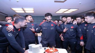 Milli Takımda Ozan Kabakın doğum günü kutlandı