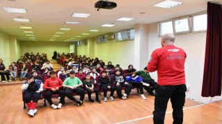 Minik öğrenciler arama kurtarma köpeğiyle birlikte deprem tatbikatı yaptı