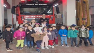 Minik öğrenciler itfaiyeyi gezdi