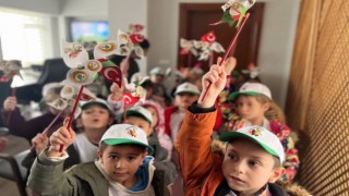 Minikler öğrencilere ağaç sevgisi