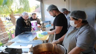Mobil Aşevi Tırı, mahallelerde sıcak yemek dağıtımına devam ediyor