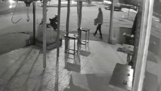 Motoruyla saksıları çaldı