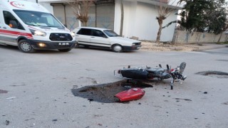 Motosikletle otomobil çarpıştı: 1i ağır 2 yaralı
