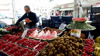 Muğlada karpuz, çilek ve çağla pazar yerindeki tezgahlarda yerini aldı