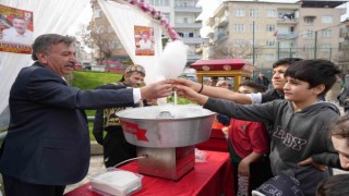 Muhtar adayından çocukların gönlüne dokunan hareket