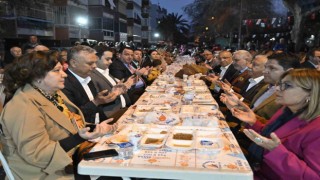 Muratpaşada ilk iftar yemeği Beş Şehitler Parkında verildi