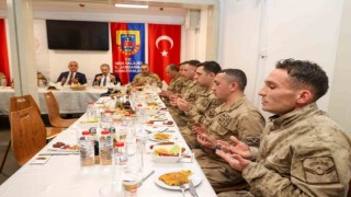 Muş Valisi Çakır, üs bölgesinde askerlerle iftar yaptı